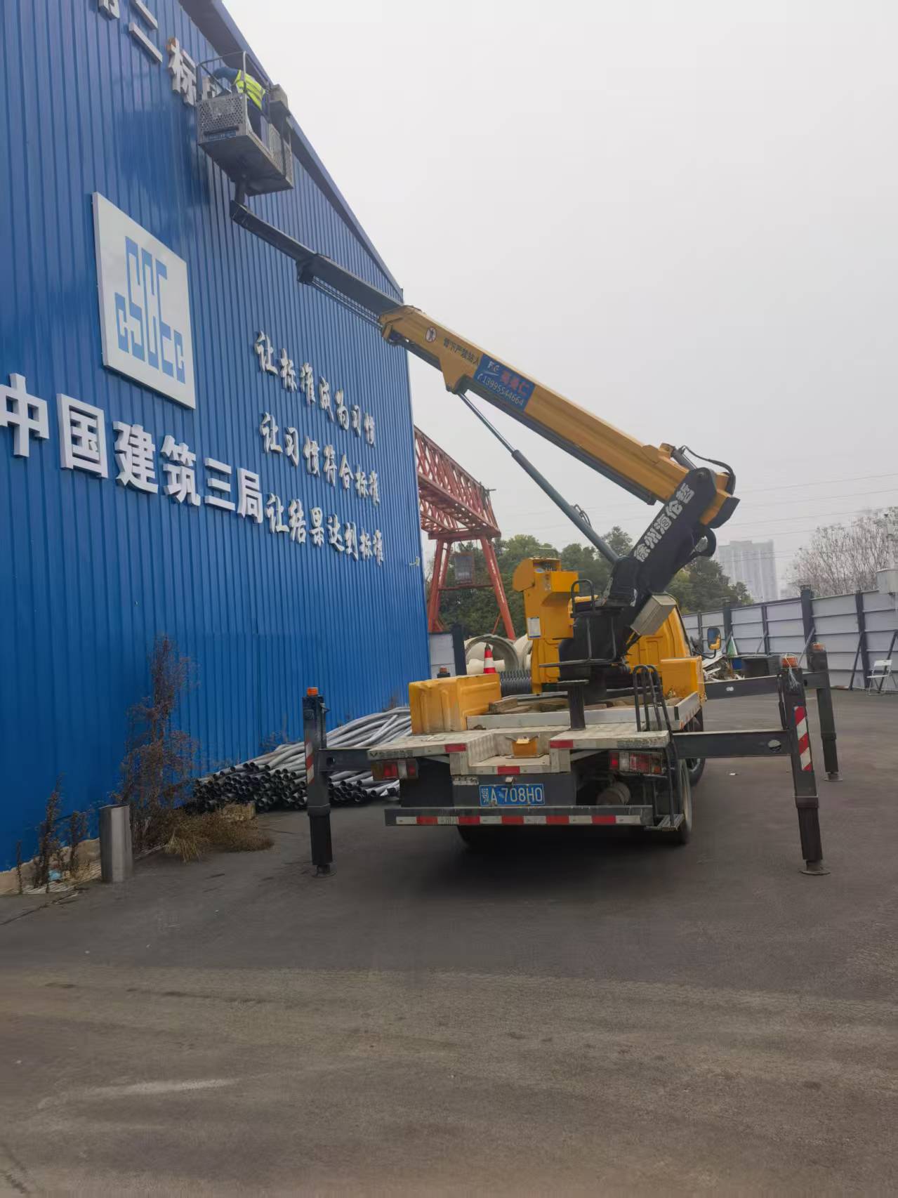 藍牌直臂升降車安裝標(biāo)識字施工現(xiàn)場